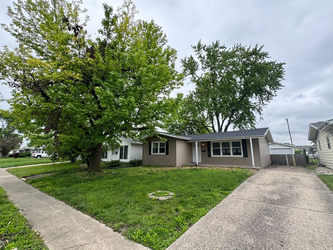 Primary Photo - MODERN OASIS ALERT: 3 Bed, 1 Bath Retreat!