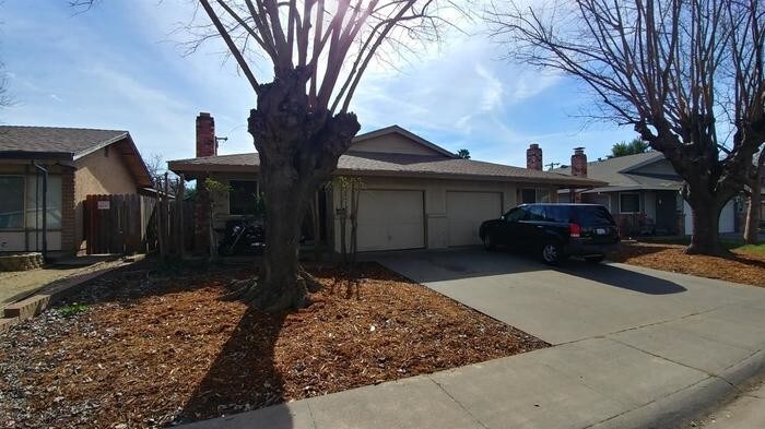 Primary Photo - Updated 3 bed 2 bath duplex!