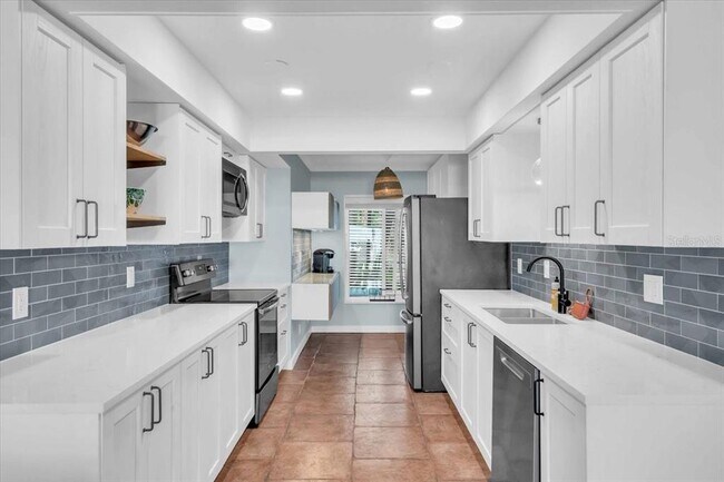 Building Photo - 7300 Sunshine Skyway Ln S