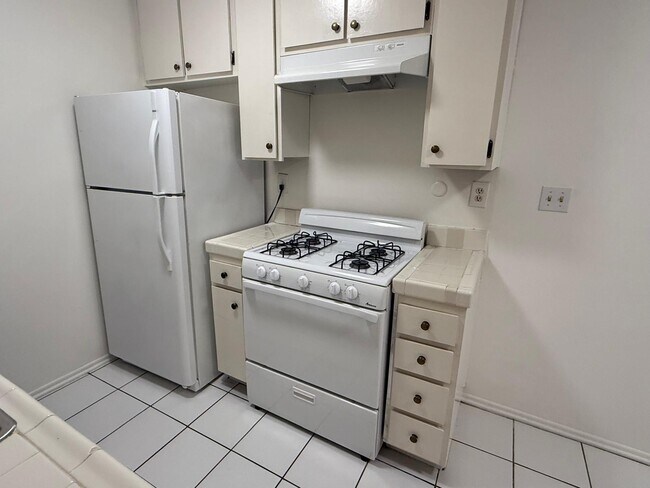 Cocina, horno y nevera - 3717 Cardiff Ave