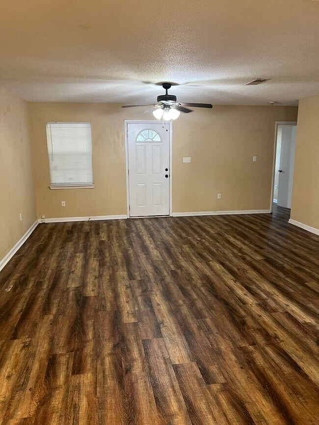 Foto del edificio - Beautiful 3bd/2ba home ready to rent