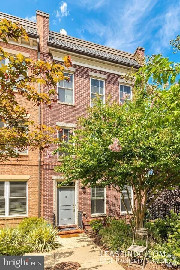 Building Photo - 3051 Chancellor's Way NE