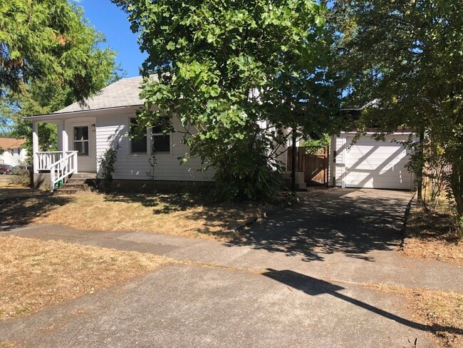 Building Photo - Campus House ~ 3 bedroom, 2 bath