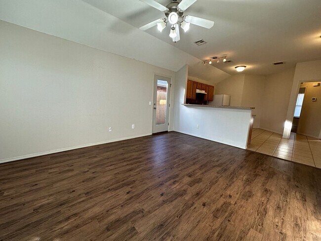 Foto del edificio - 3 Bedroom 2 Bathroom in Yukon! ****WINTER ...