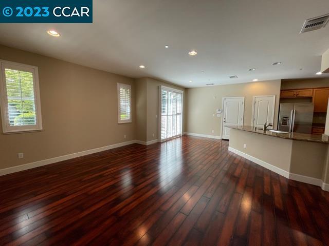 Building Photo - 233 El Paseo Cir