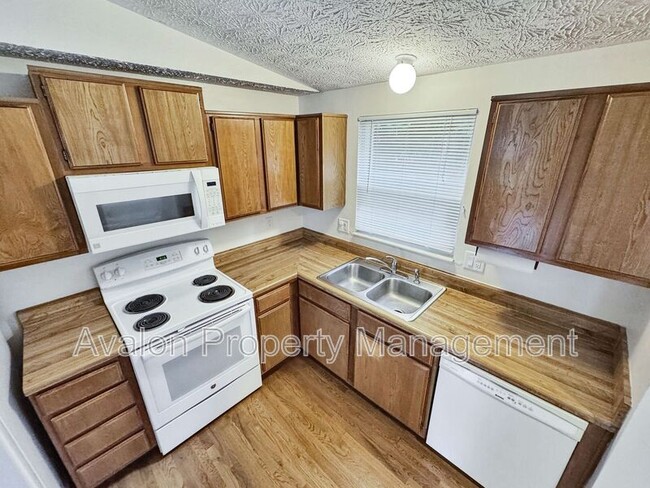 Foto del edificio - 100 Roswell Farms Ct