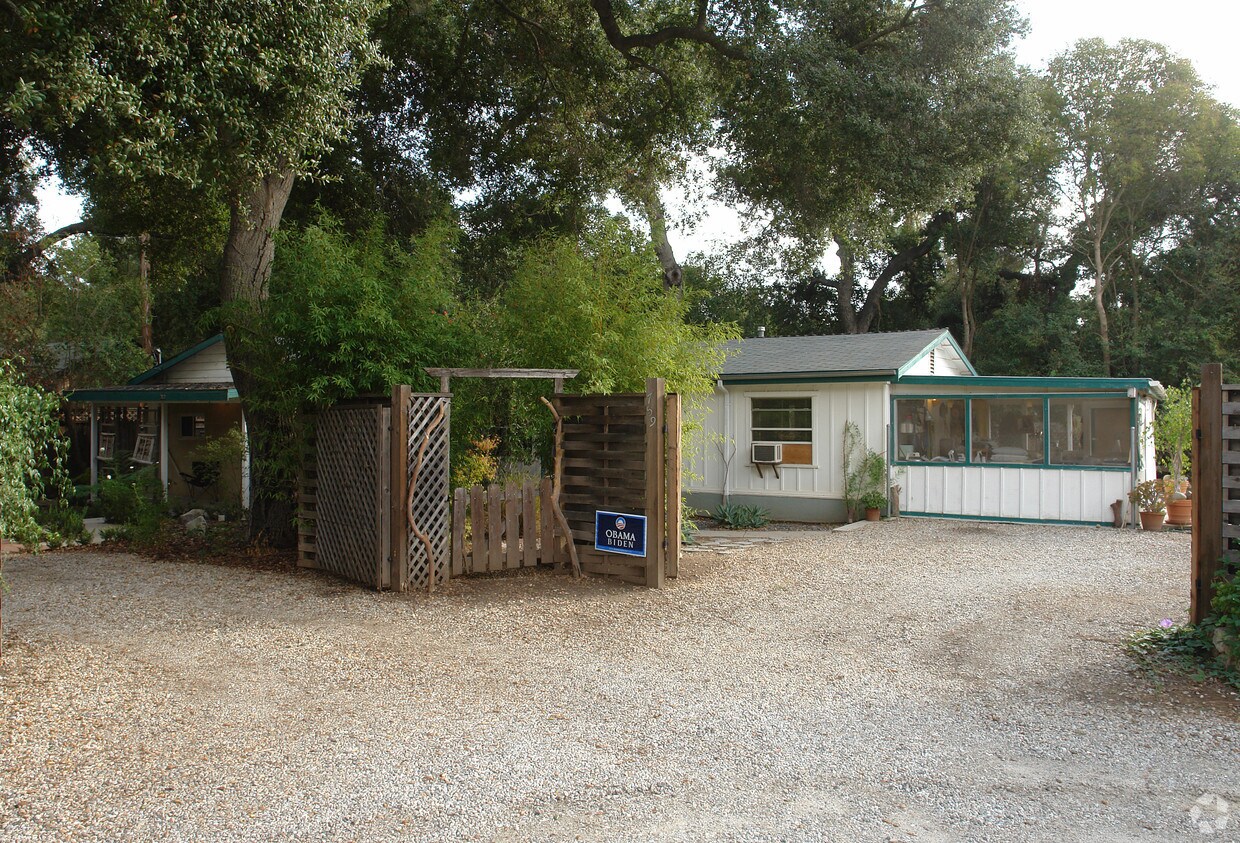 Building Photo - 757-759 761 Fernando Rd