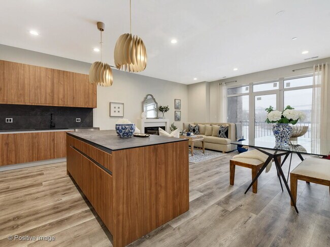 Foto del edificio - 830 E Irving Park Rd