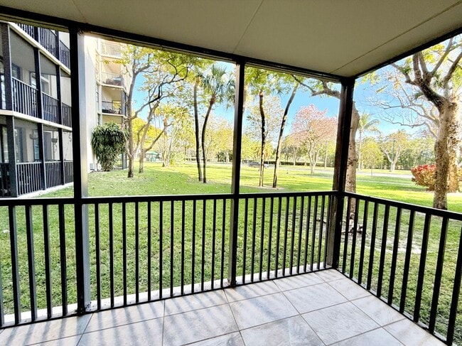 Building Photo - 3301 N Country Club Dr