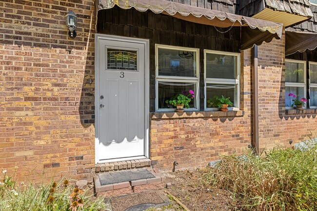 Building Photo - 215 Oakview Dr