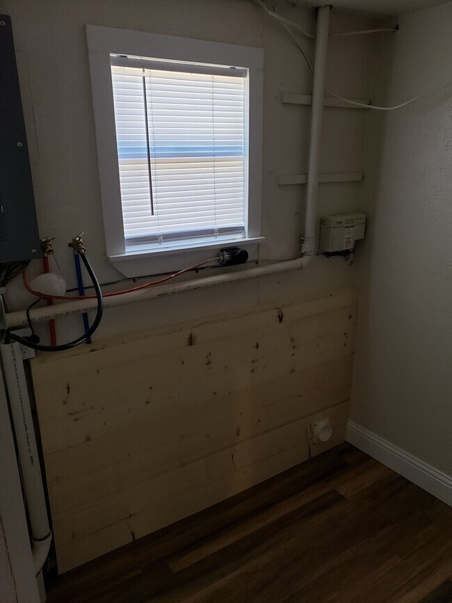 Building Photo - 1505 S Main Ave