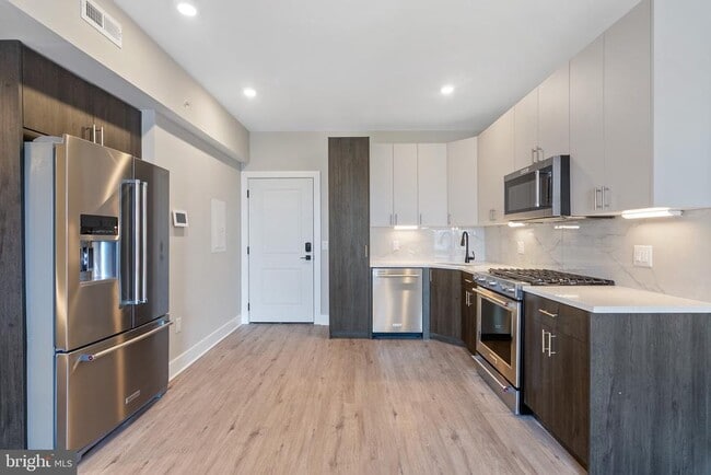 Building Photo - 408 N Front St