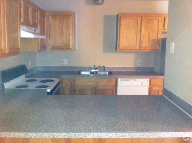 Kitchen - Royal Oaks Apartments