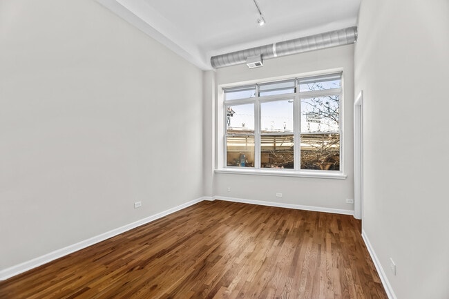 Building Photo - 1542 N Damen Ave