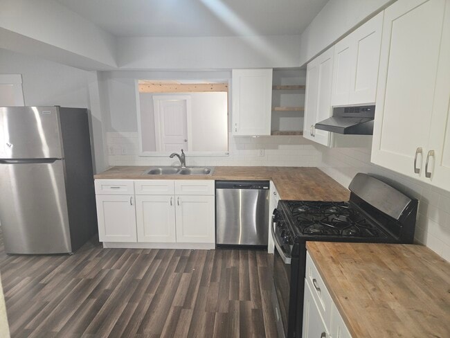Building Photo - 303 E Amber St