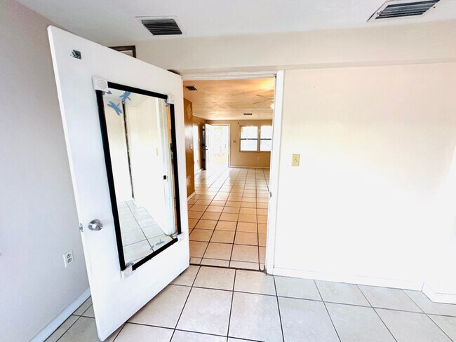 Building Photo - 3545 Holiday Lake Dr