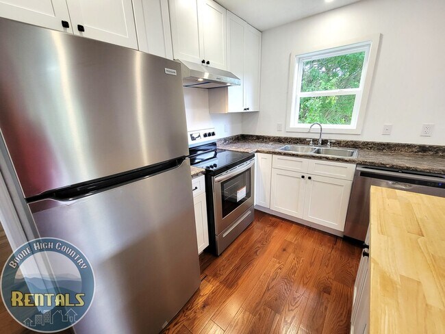 Foto del edificio - 427 Sugarloaf Rd