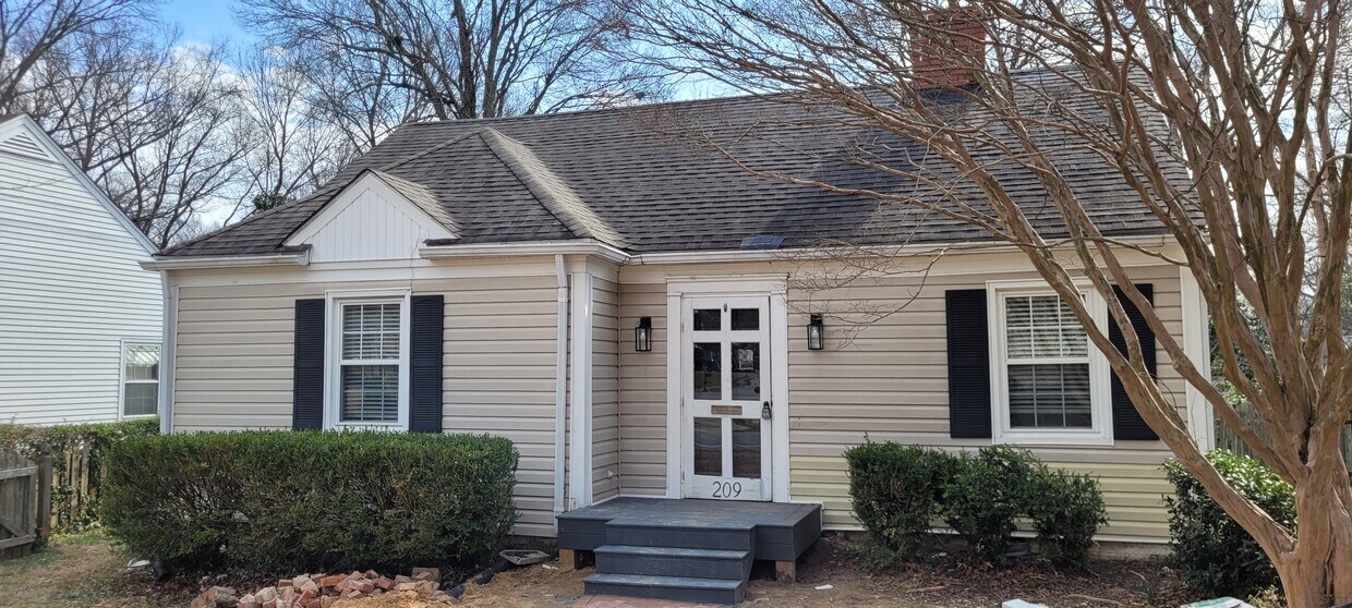 Foto principal - 209 W Cornwallis Dr
