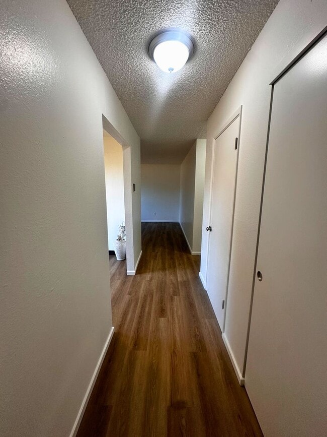 Building Photo - Remodeled 2 Bedroom Rent Ready Apartment!