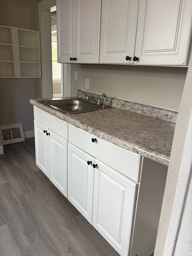 Building Photo - 3 Bedroom Single Family
