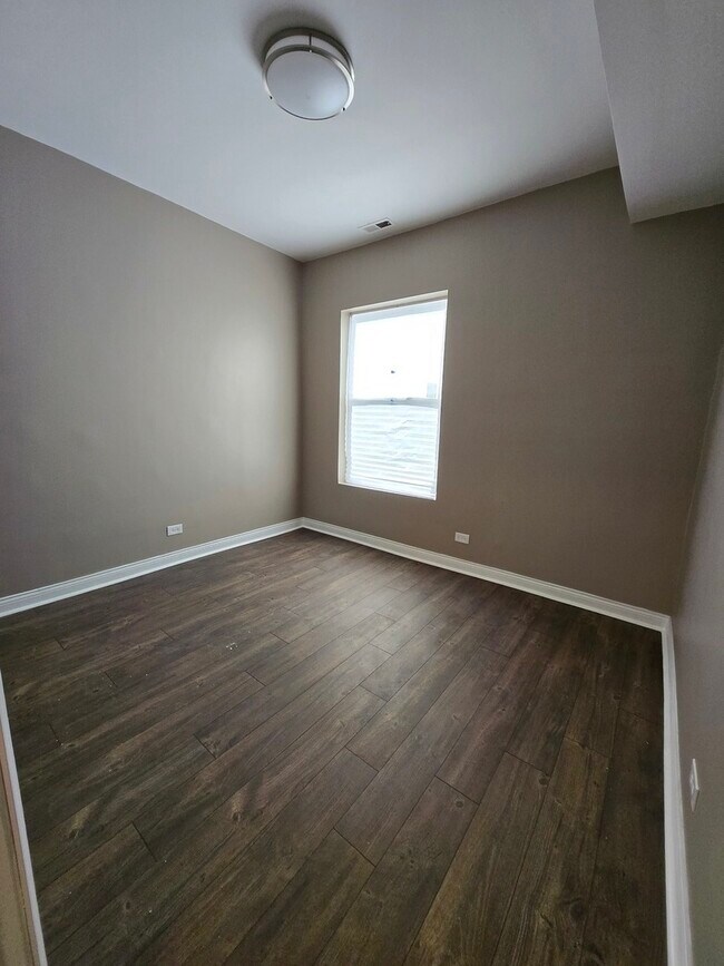 Foto del edificio - 4749 S Prairie Ave