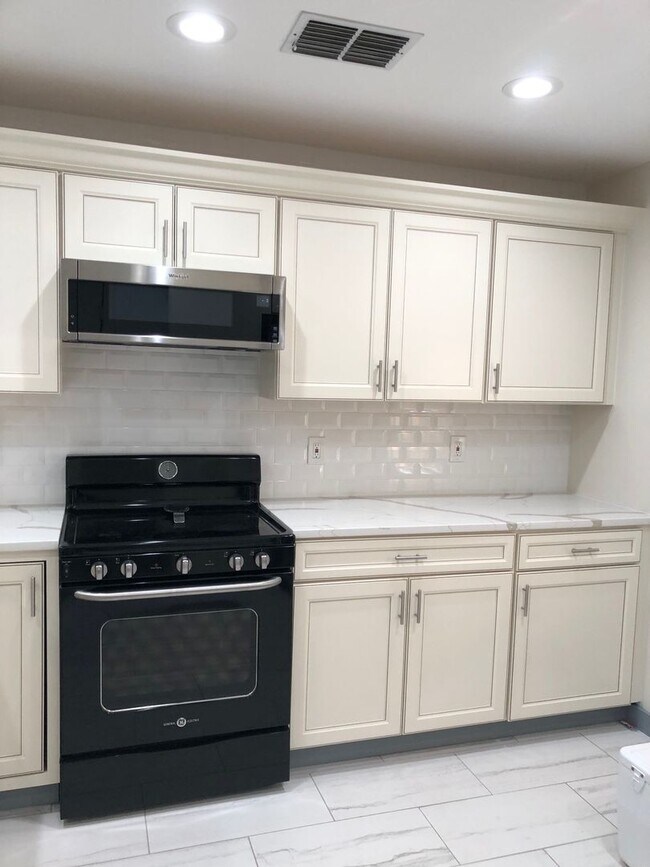 Building Photo - Central Clearwater Condo Remodel