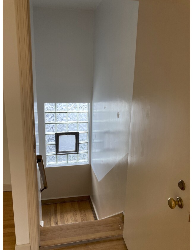 Stairwell - 2851 W Berwyn Ave