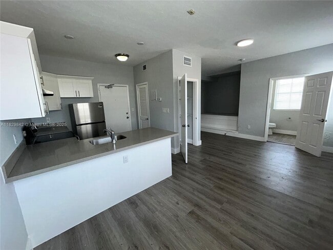 Building Photo - 1360 Collins Ave