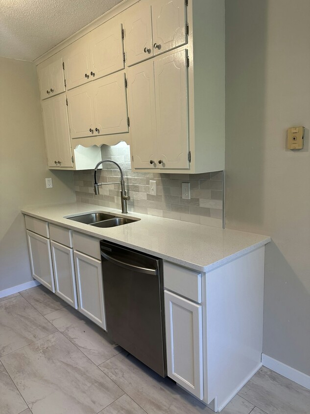 Foto principal - 360 57th Ave NE