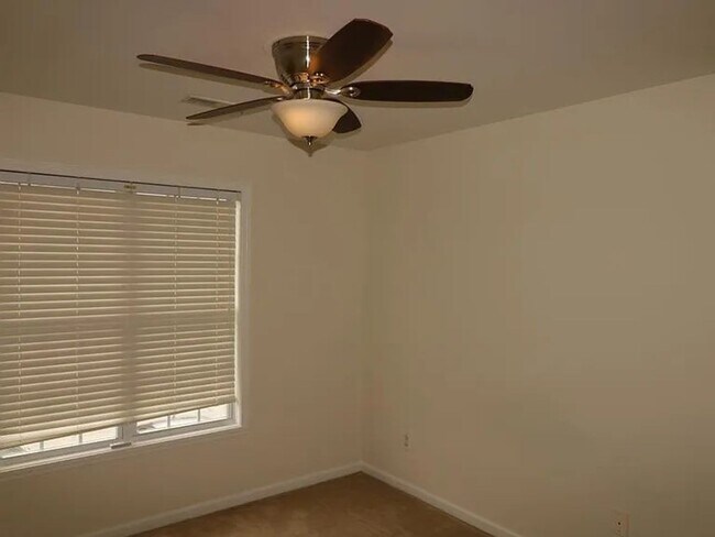 Foto del edificio - Charming 3-Bedroom Townhome in Prime Winst...