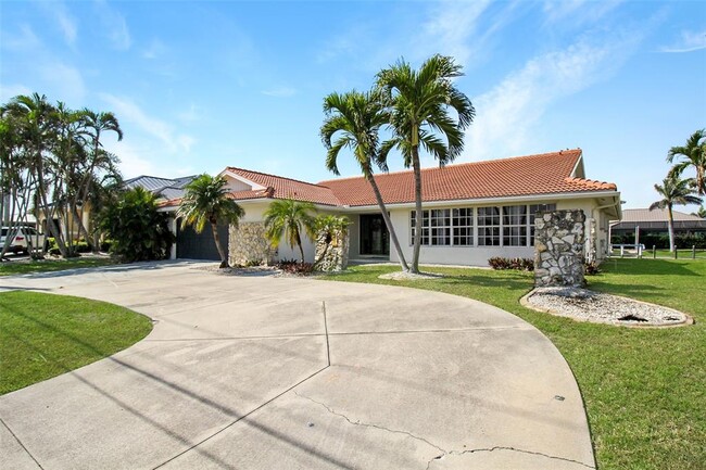 Building Photo - 945 Bal Harbor Blvd