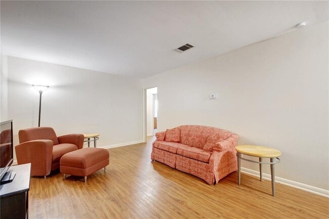 Building Photo - 607 Bellevue Plz