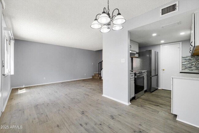 Foto del edificio - GORGEOUS Updated 2 bedroom Condo in Old To...