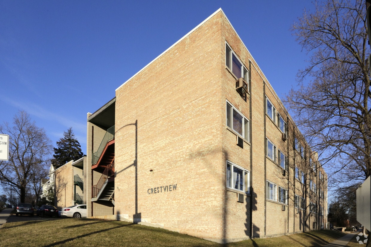 Crestview Apartments in Wheaton, IL