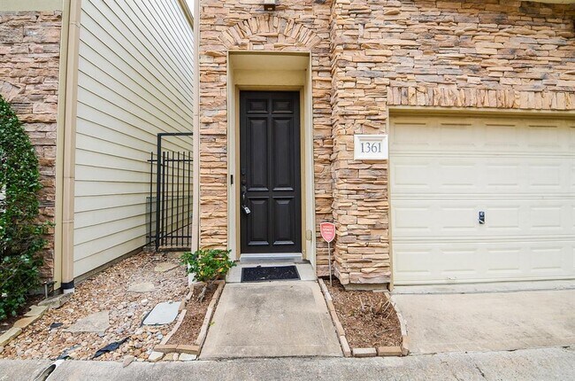 Building Photo - 1361 Studer St