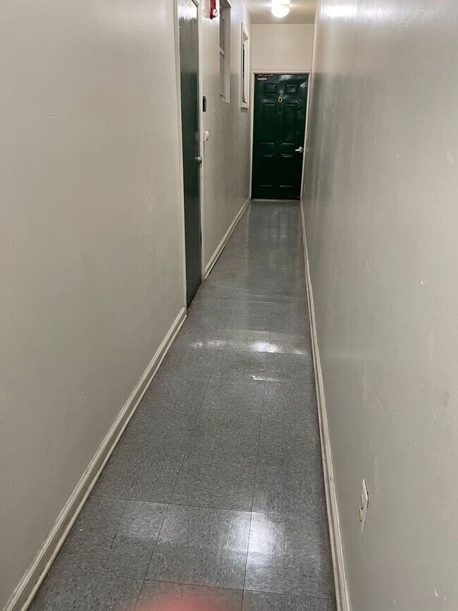 Building Photo - 3 Bedroom Apartment w Free Heat