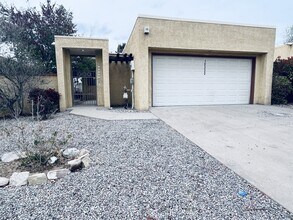 Building Photo - 10333 Camino Del Oso NE