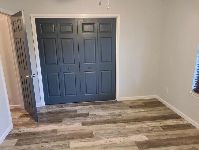 Building Photo - Pensacola Triplex