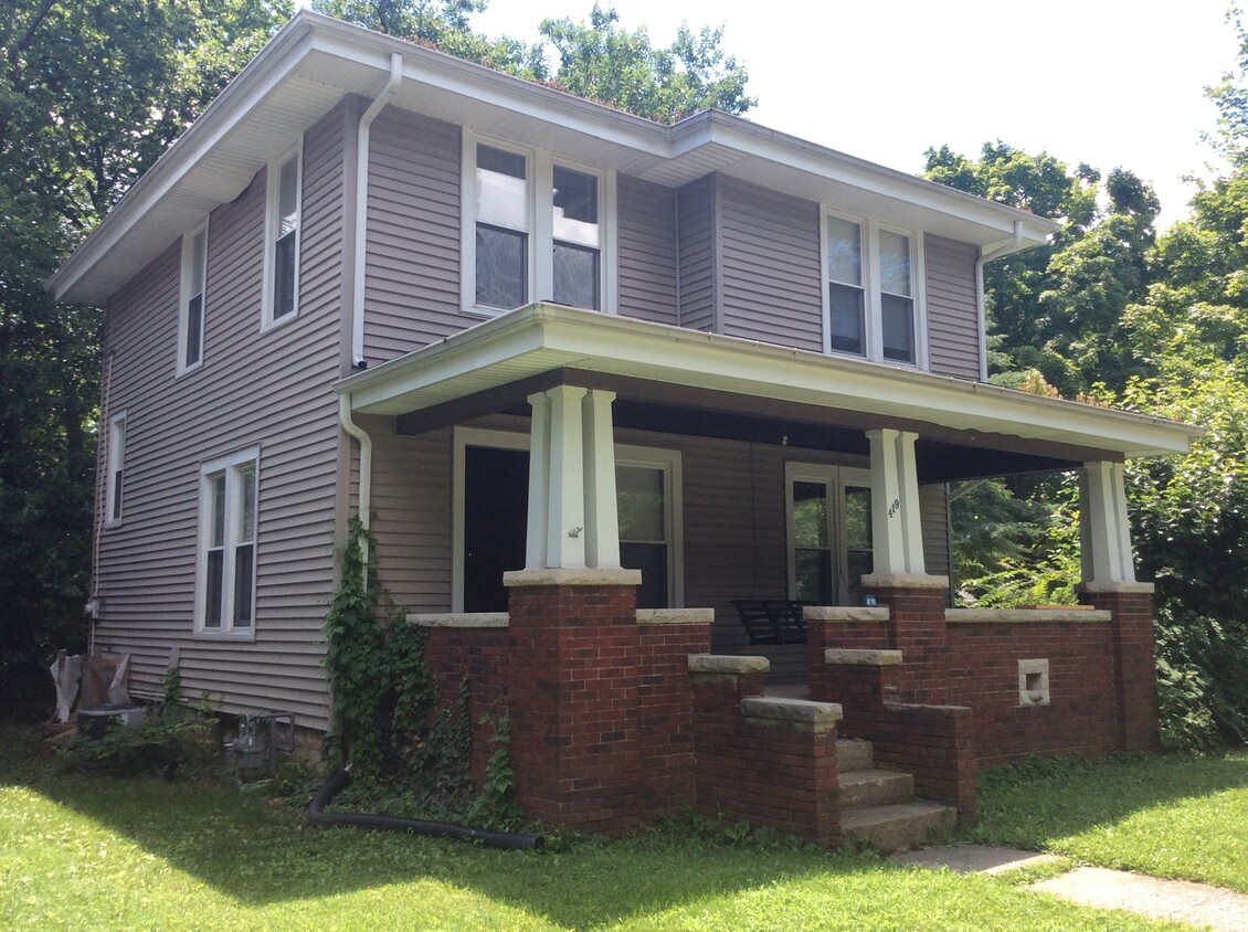 Primary Photo - 3 Bedroom, 1.5 Bath on Campus