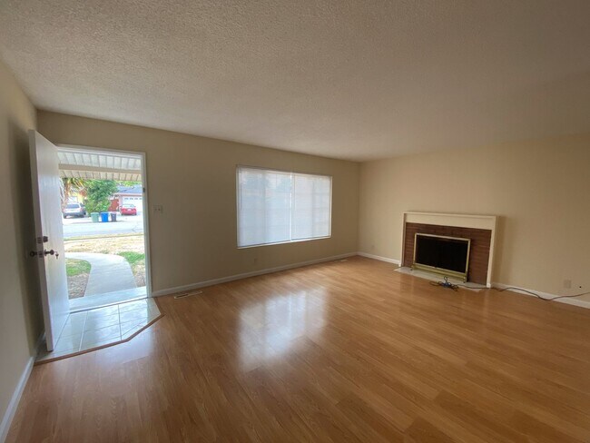 Foto del edificio - Newark 4 beds 2 baths Single Family House with Big Lot, Move In Ready!