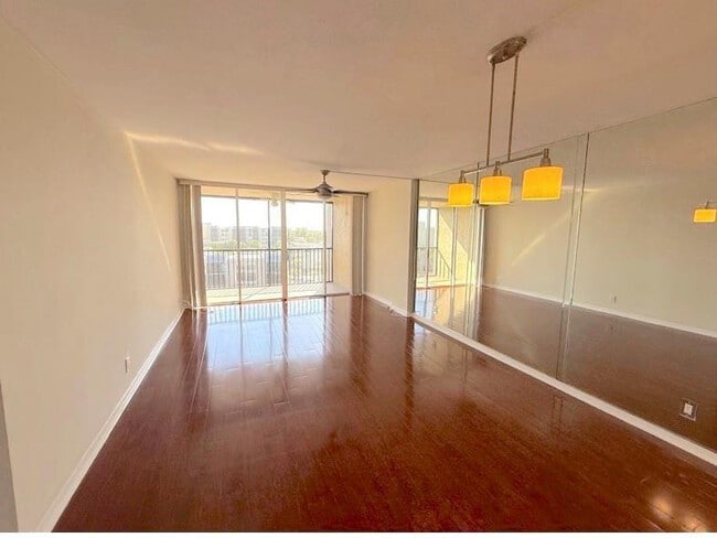 Building Photo - 9 Royal Palm Way