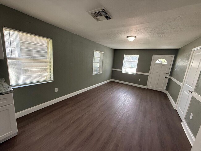 Foto del edificio - 8306 N 14th St