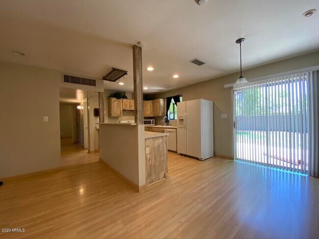 Foto del edificio - 6545 E 5th St
