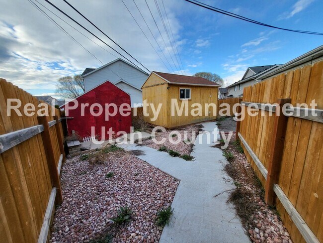 Building Photo - NEW LOWER RENT WITH MOVE IN SPECIAL. $500 ...
