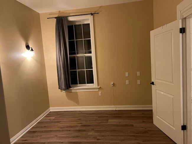 Building Photo - 36 Dumfries St