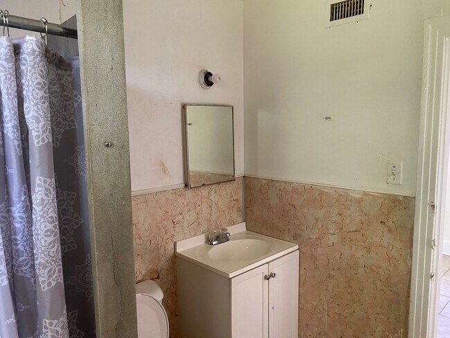 Building Photo - 4 Bedrooms!