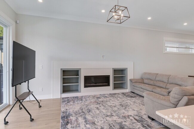 Photo du bâtiment - Fully Furnished 3 Bed + Office Upper Home in Grandview Heights with A/C & EV Charging