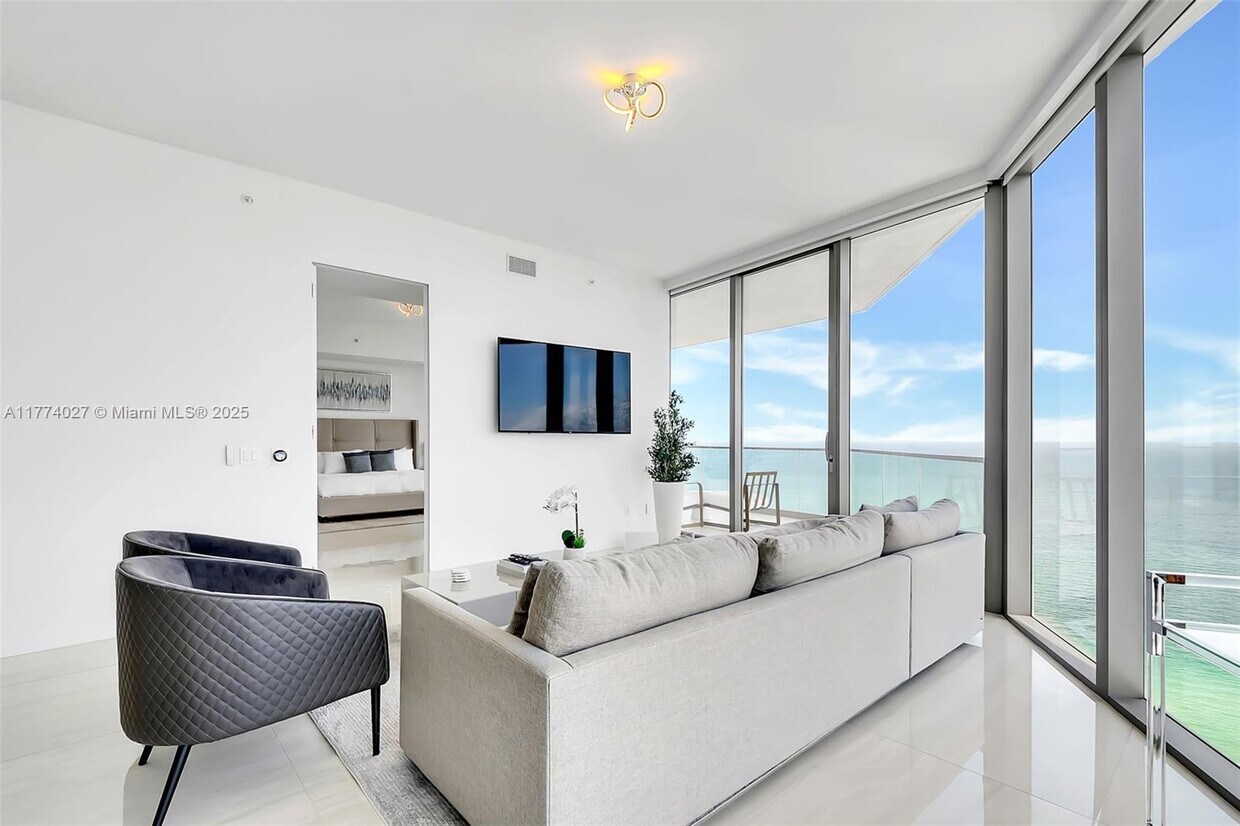 Foto principal - 18975 Collins Ave