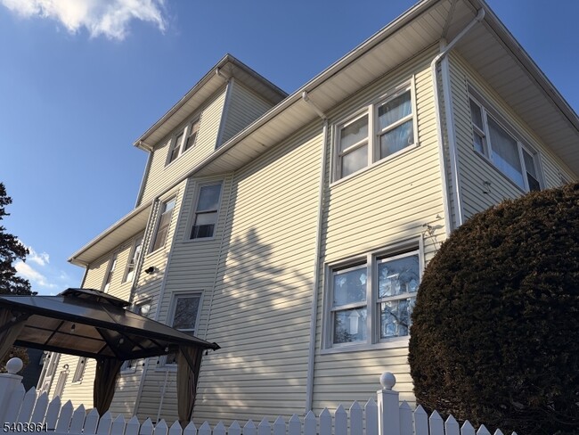 Building Photo - 35 Marsellus Pl