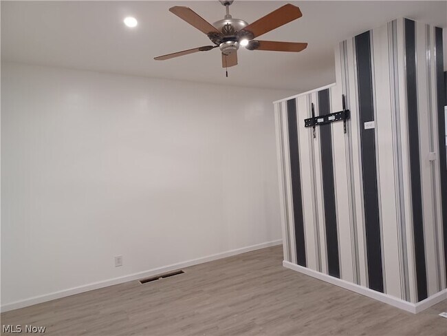 Foto del edificio - 2450 Vestal Rd